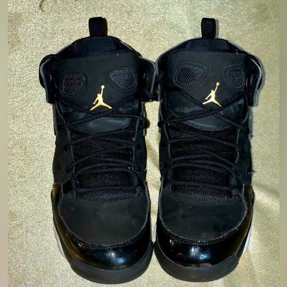 Pre-Loved Black & Gold Jordans (Big Boy 6) - Picture 2 of 4